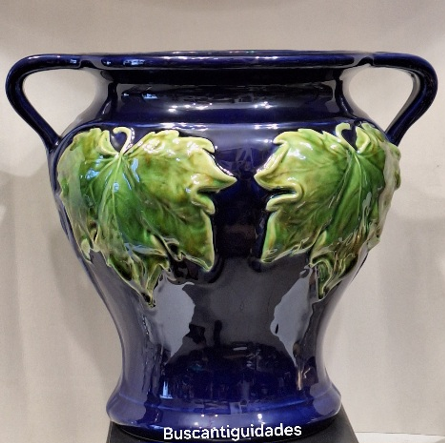 Bordallo Pinheiro, Grande vaso com alças  1