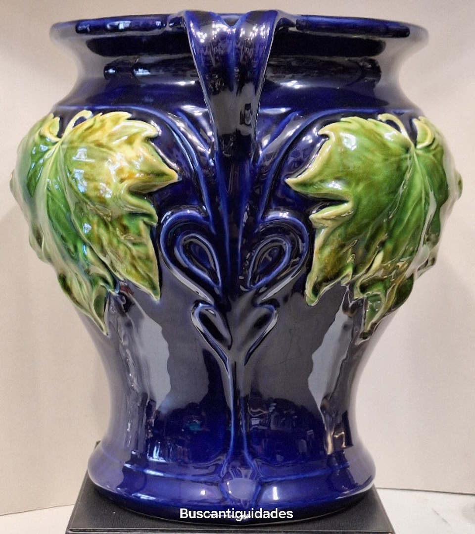 Bordallo Pinheiro, Grande vaso com alças  4