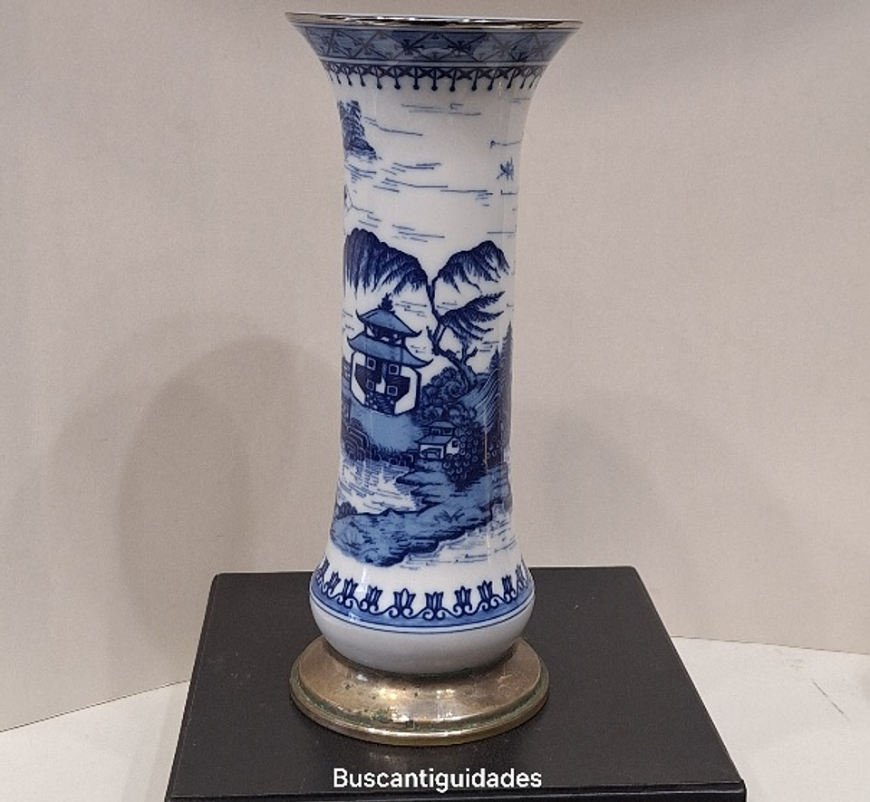Vaso de porcelana Neoclássica com base em prata 3