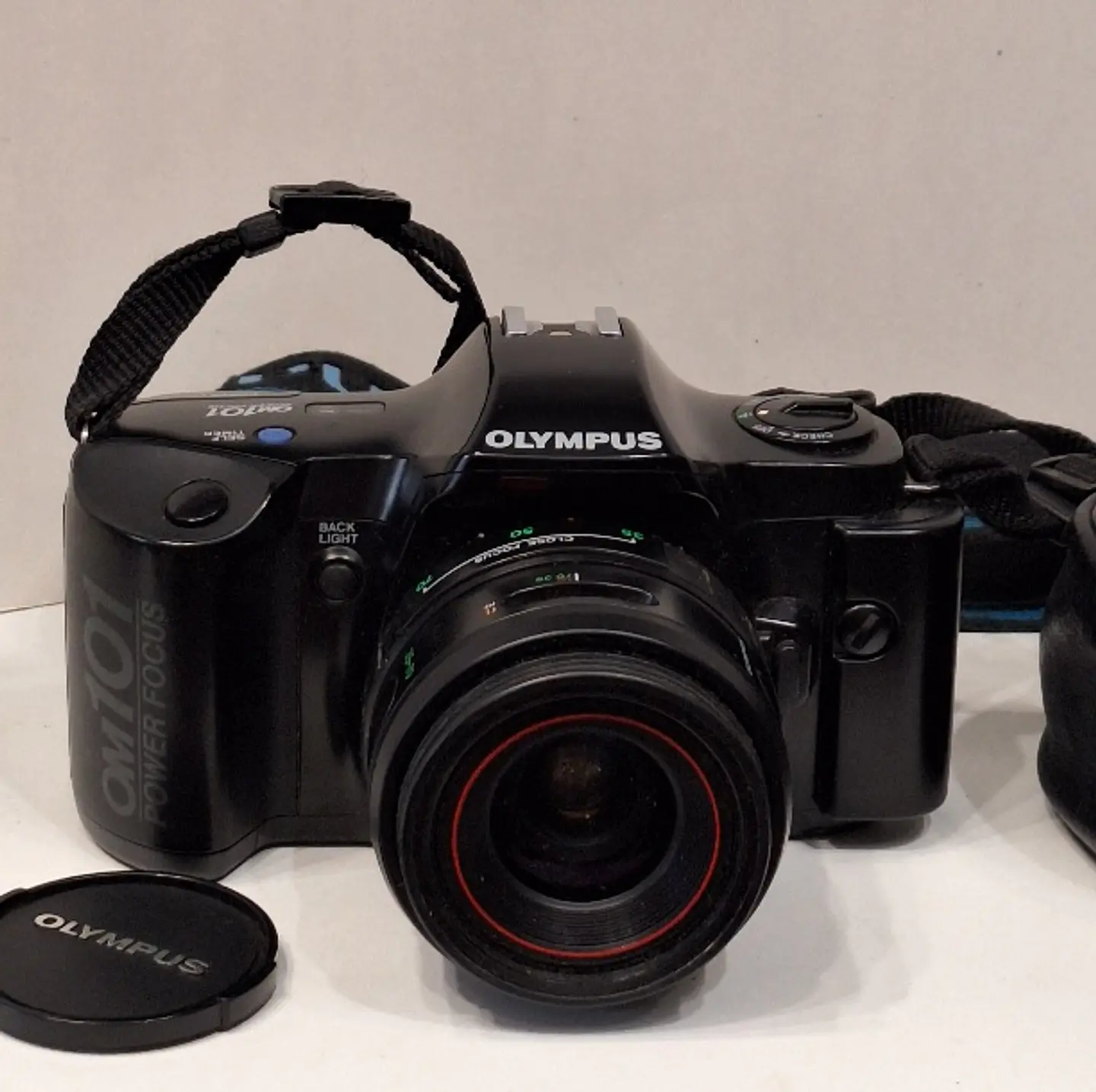 Máquina fotográfica Olympus OM 101 Power Focus 3