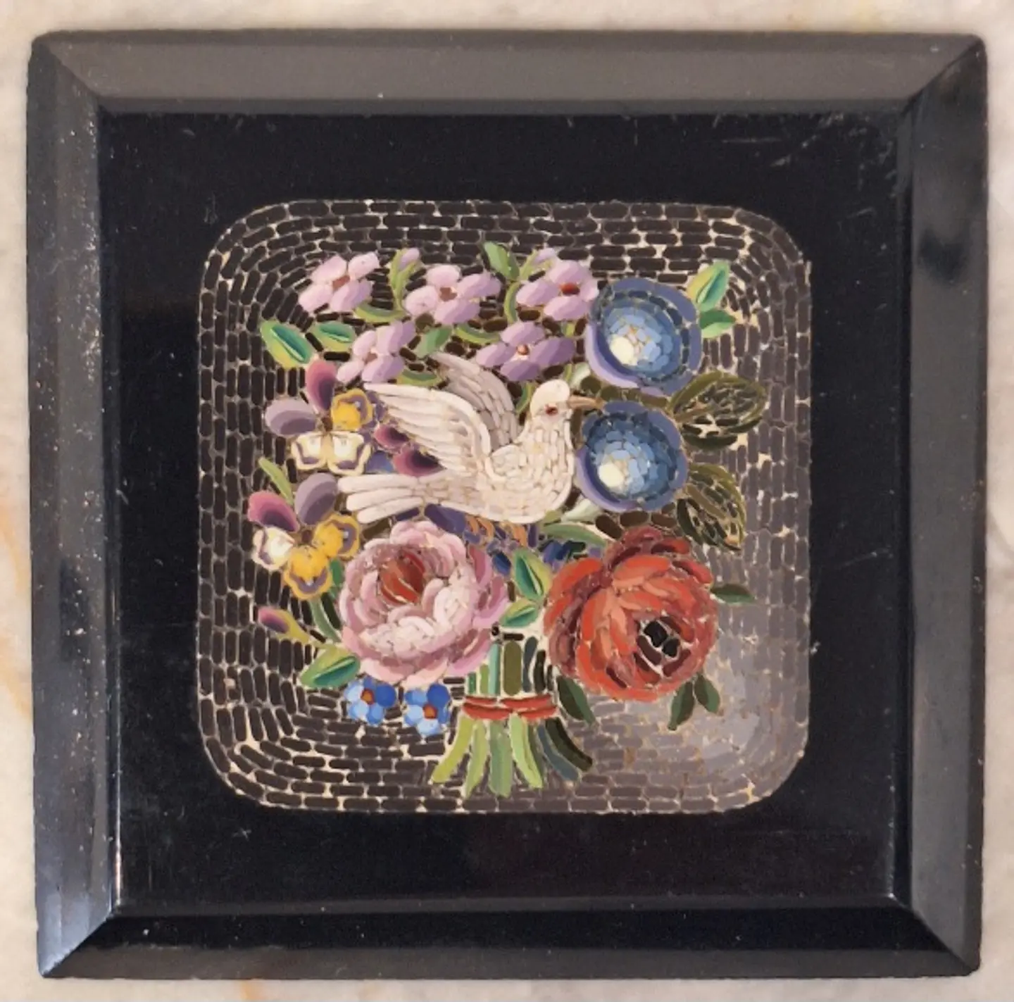 Micromosaico, Flores com pomba branca 1