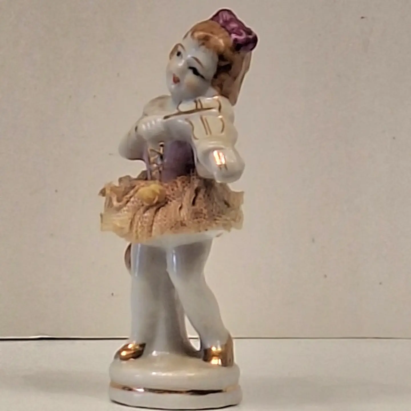 Antigo bibelot em porcelana  - Violoncelista  2