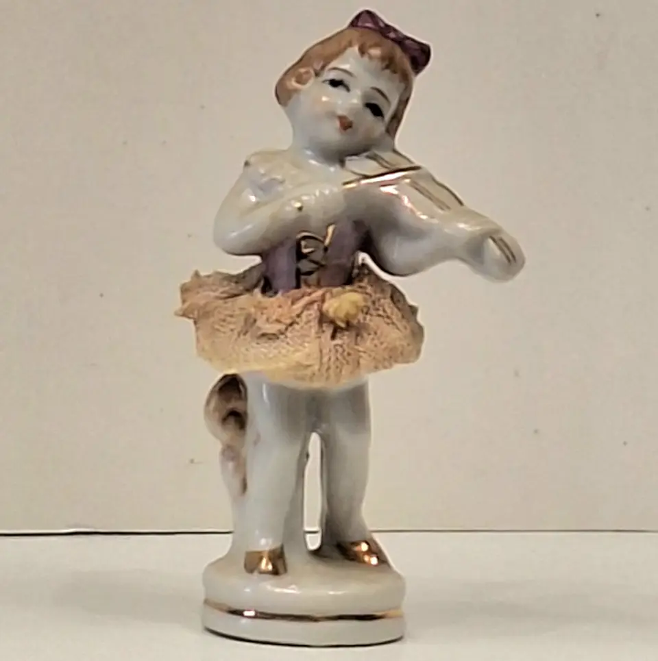 Antigo bibelot em porcelana  - Violoncelista  1