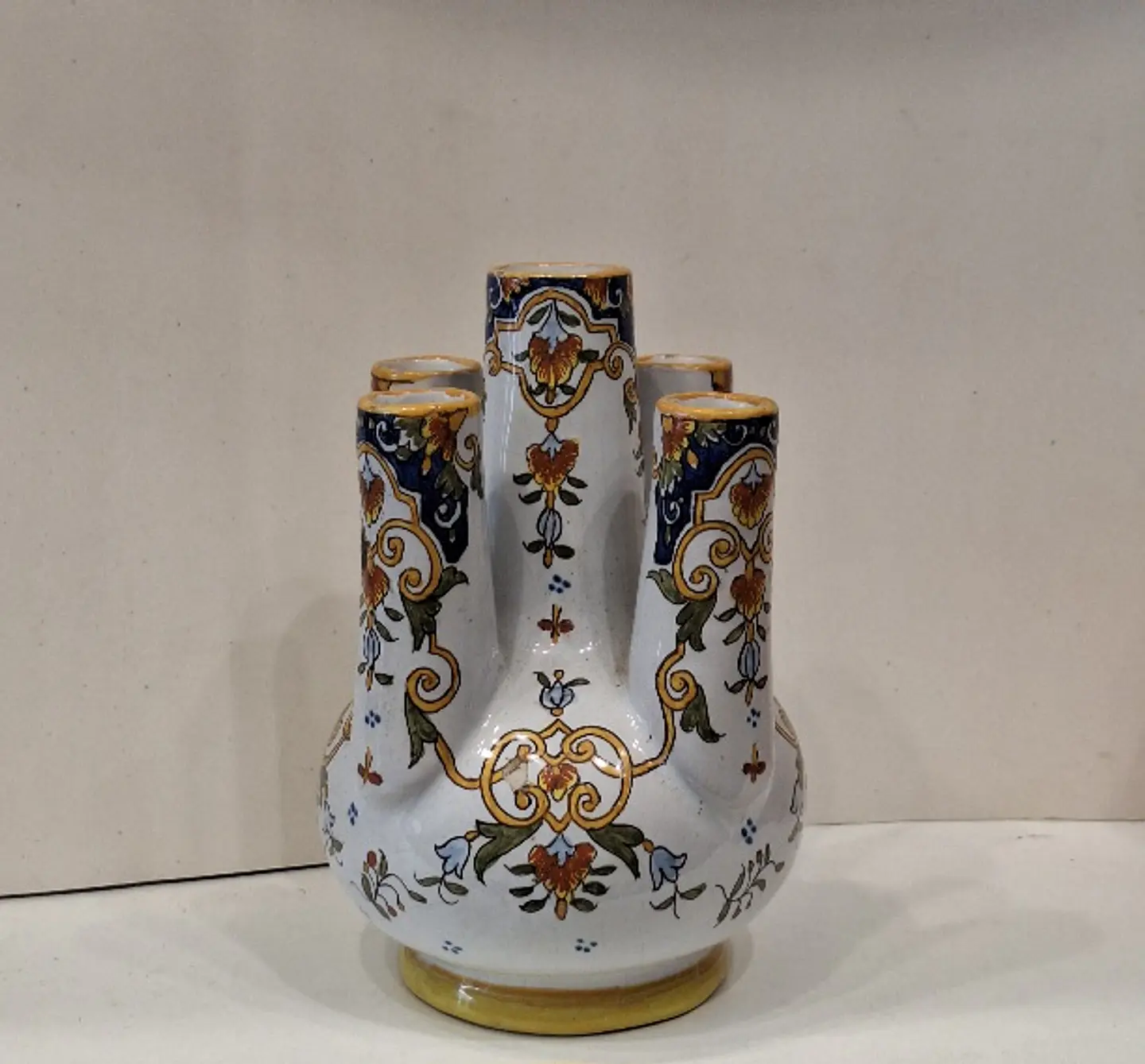 Vaso em faiança francesa de Rouen com brasão de Le Pouliguen 3