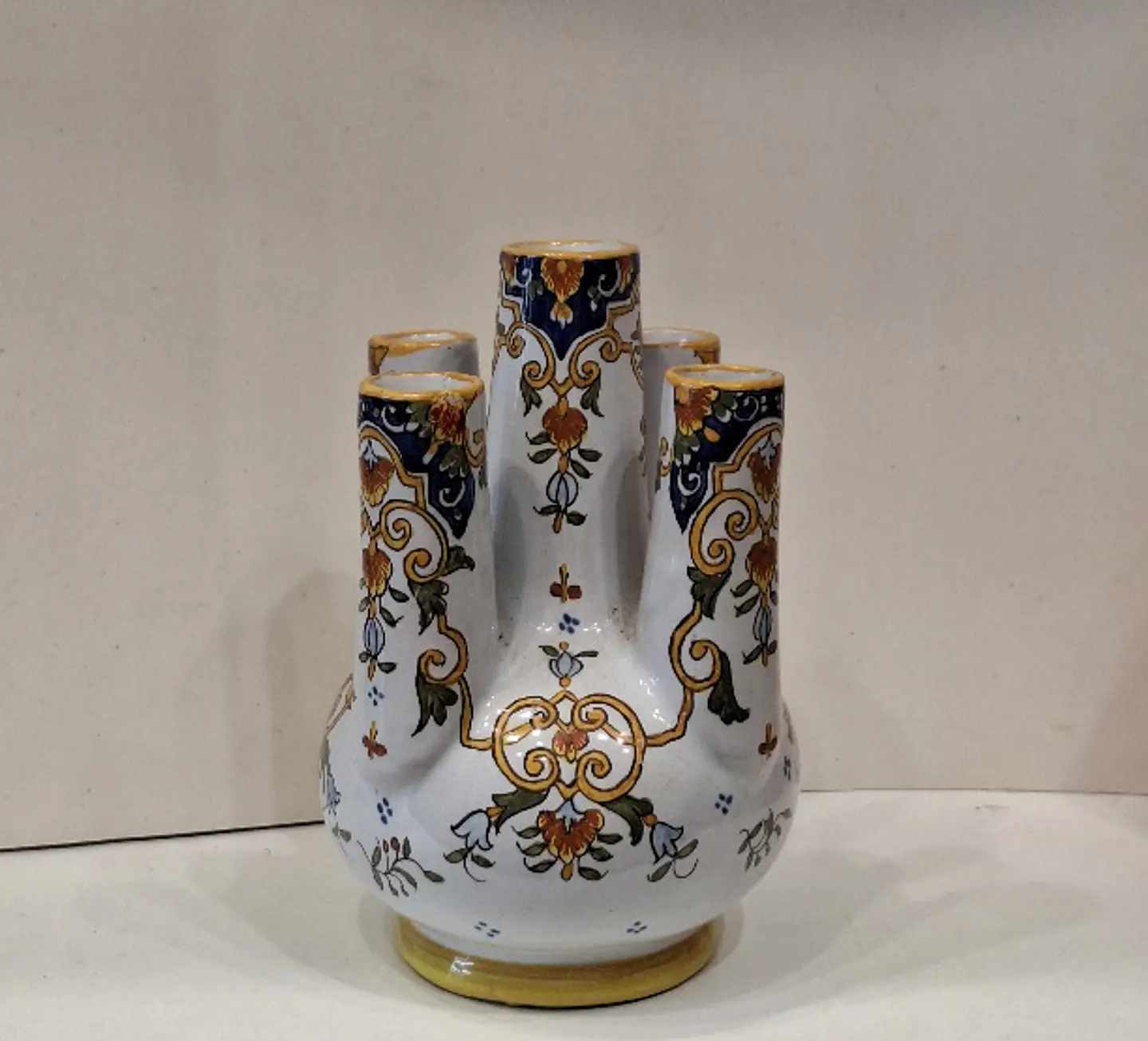 Vaso em faiança francesa de Rouen com brasão de Le Pouliguen 5