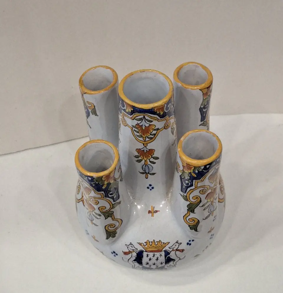 Vaso em faiança francesa de Rouen com brasão de Le Pouliguen 7