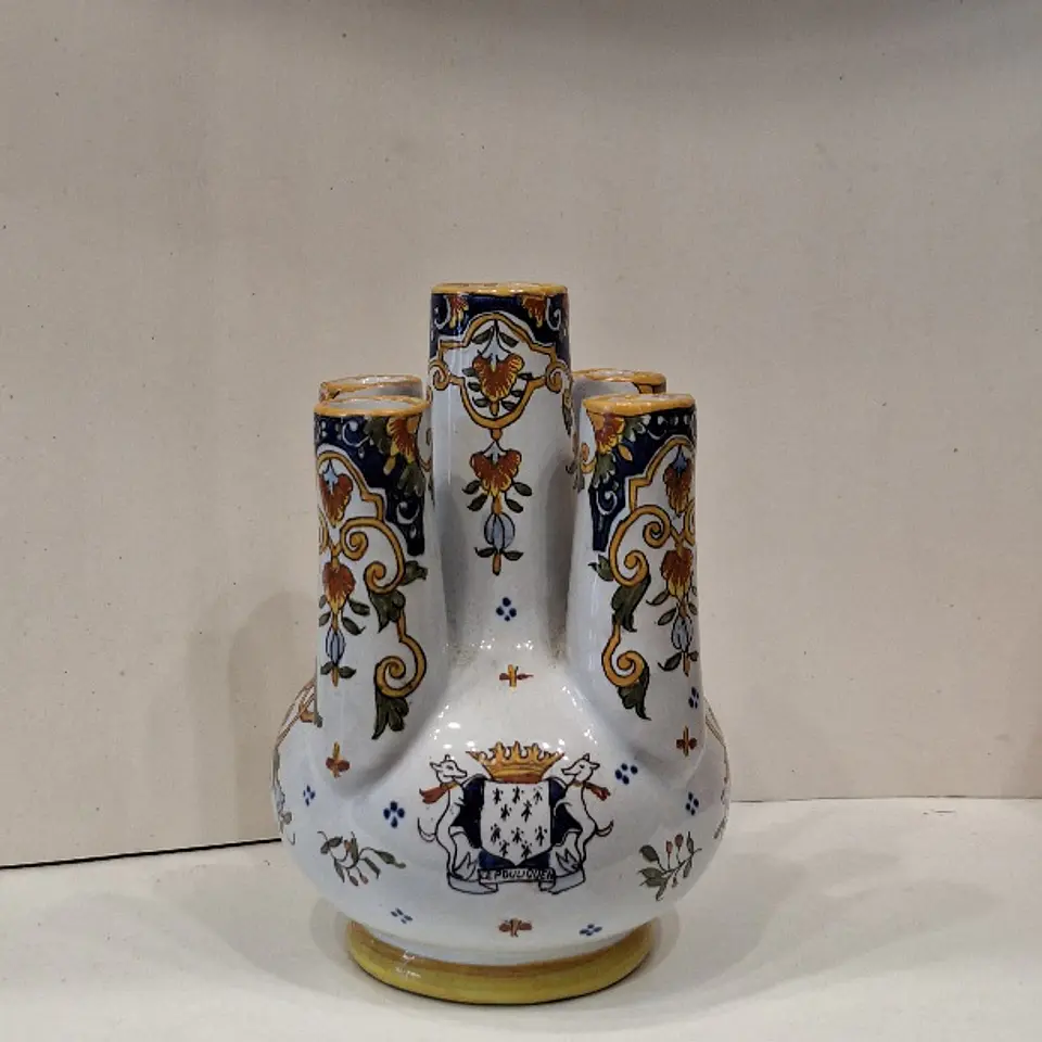 Vaso em faiança francesa de Rouen com brasão de Le Pouliguen 1