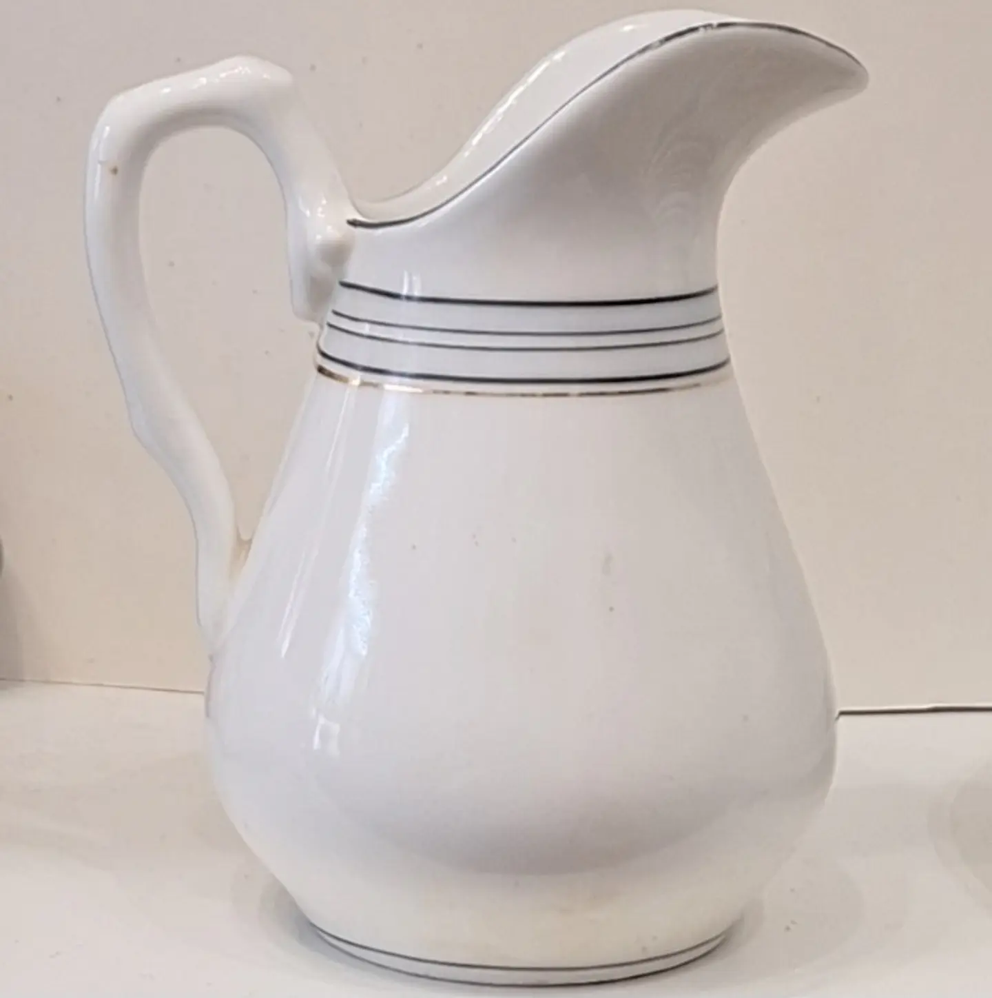 Leiteira em porcelana.  Centenário da Vista Alegre - 1924 1