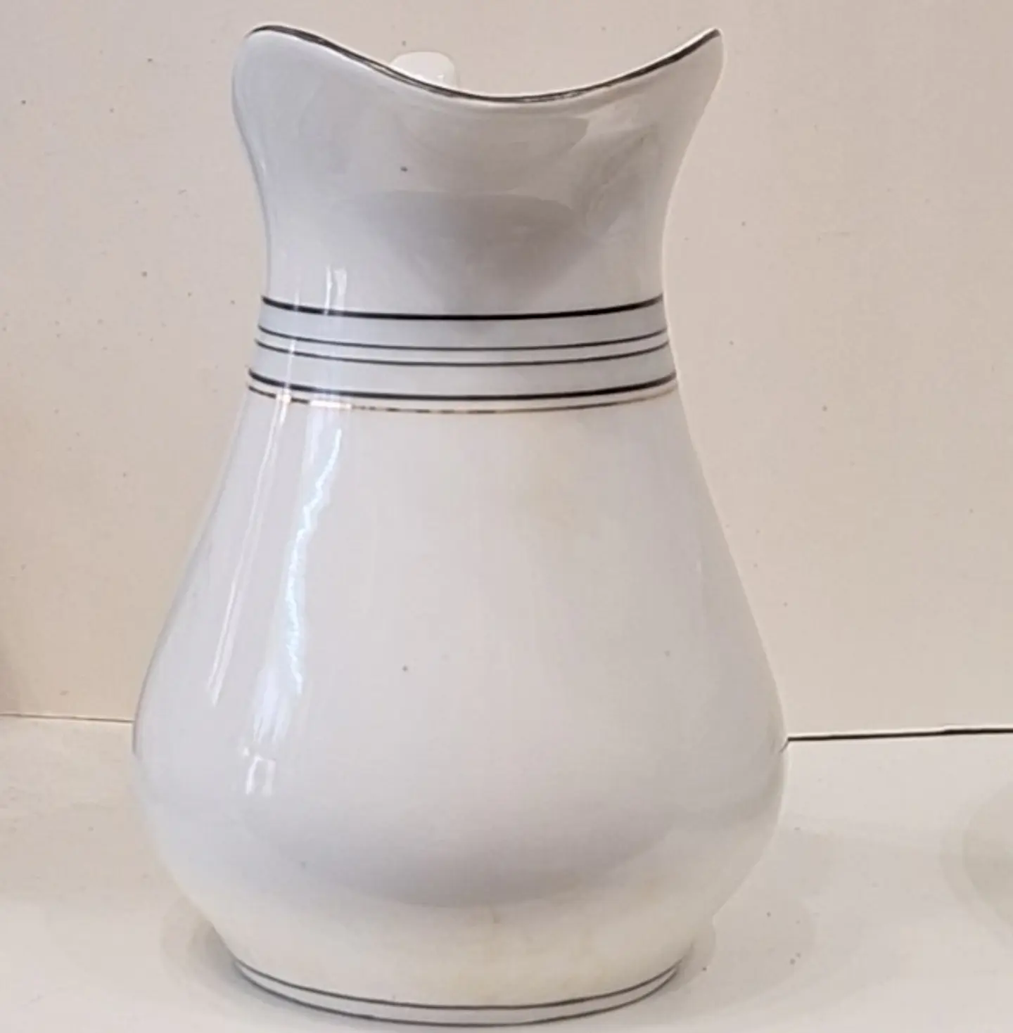 Leiteira em porcelana.  Centenário da Vista Alegre - 1924 2