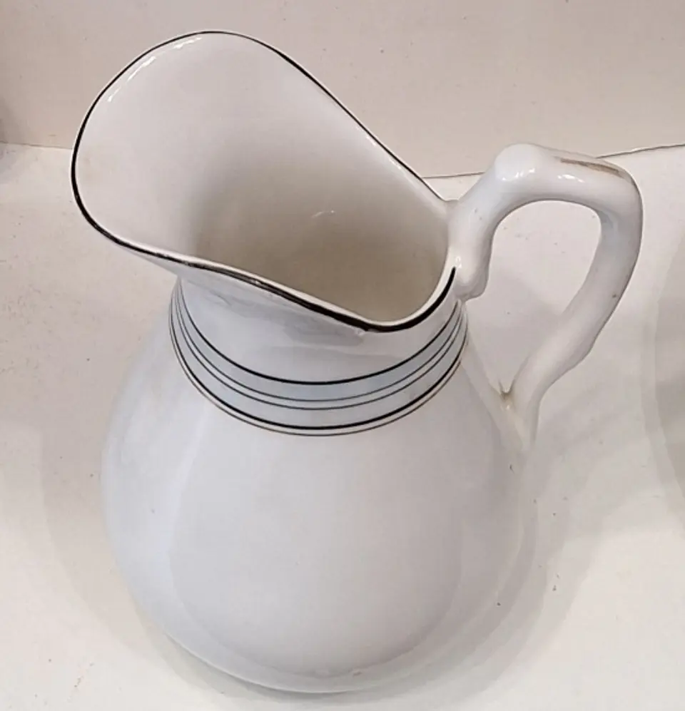 Leiteira em porcelana.  Centenário da Vista Alegre - 1924 4
