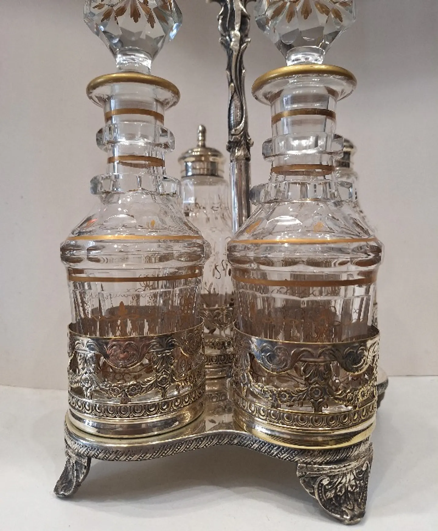 Galheteiro antigo com quatro recipientes em cristal com detalhes a ouro. 2