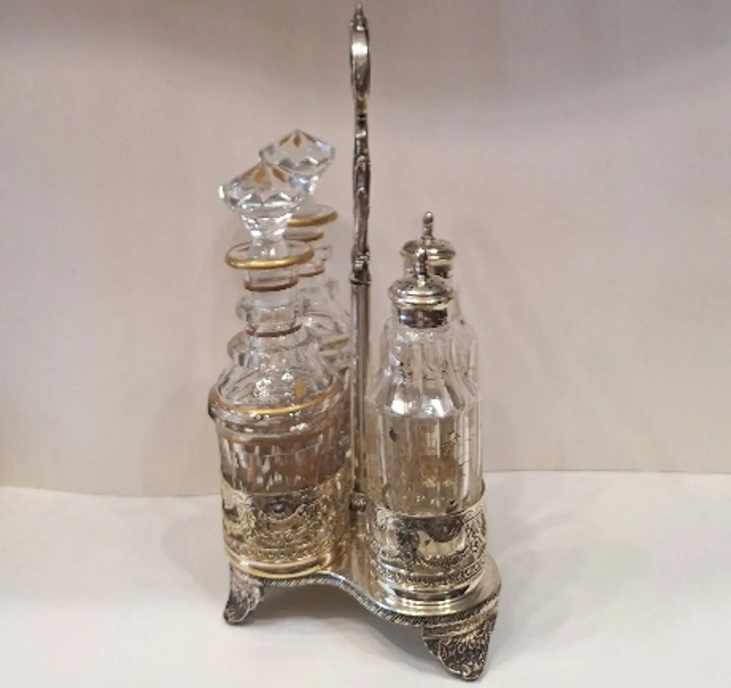Galheteiro antigo com quatro recipientes em cristal com detalhes a ouro. 3