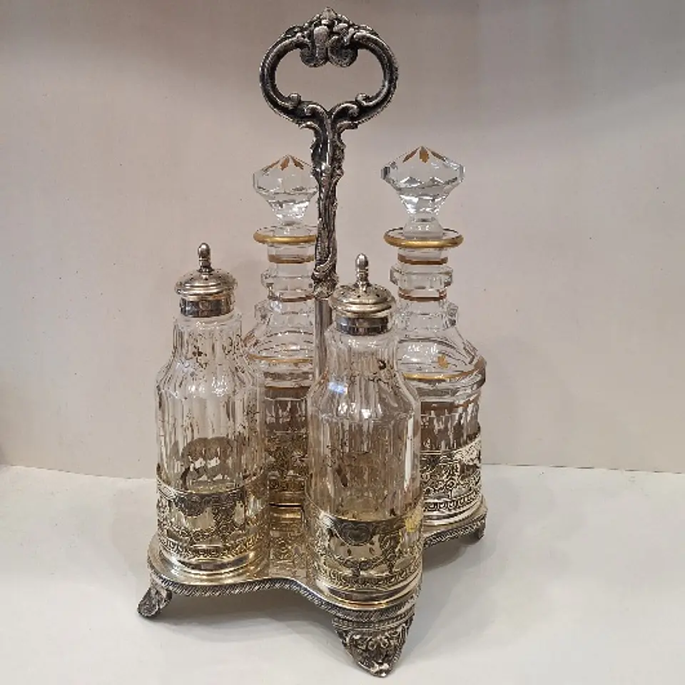 Galheteiro antigo com quatro recipientes em cristal com detalhes a ouro. 4