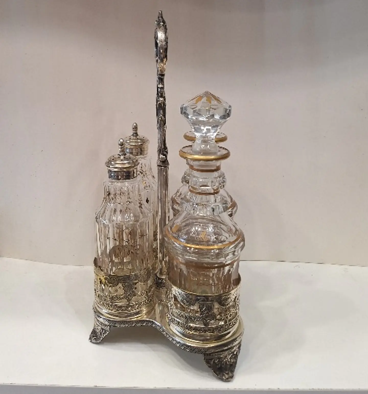 Galheteiro antigo com quatro recipientes em cristal com detalhes a ouro. 5