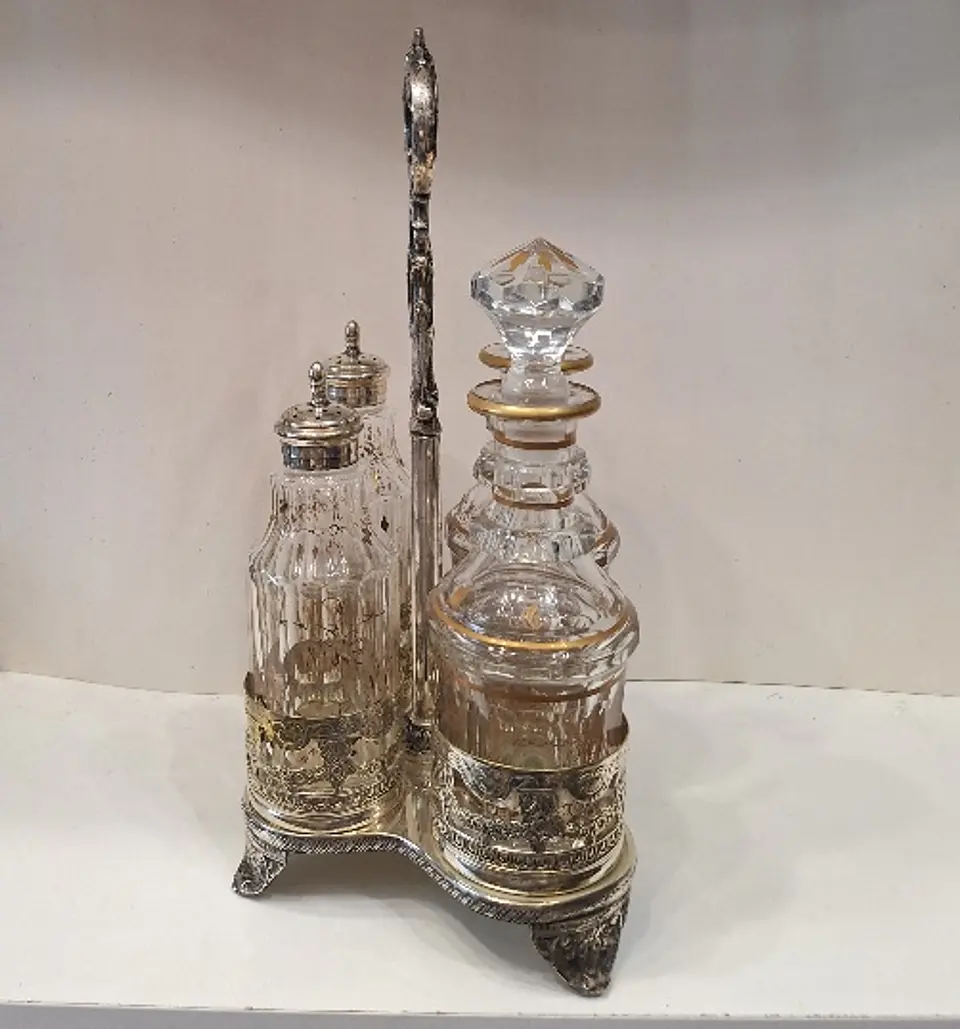 Galheteiro antigo com quatro recipientes em cristal com detalhes a ouro. 5