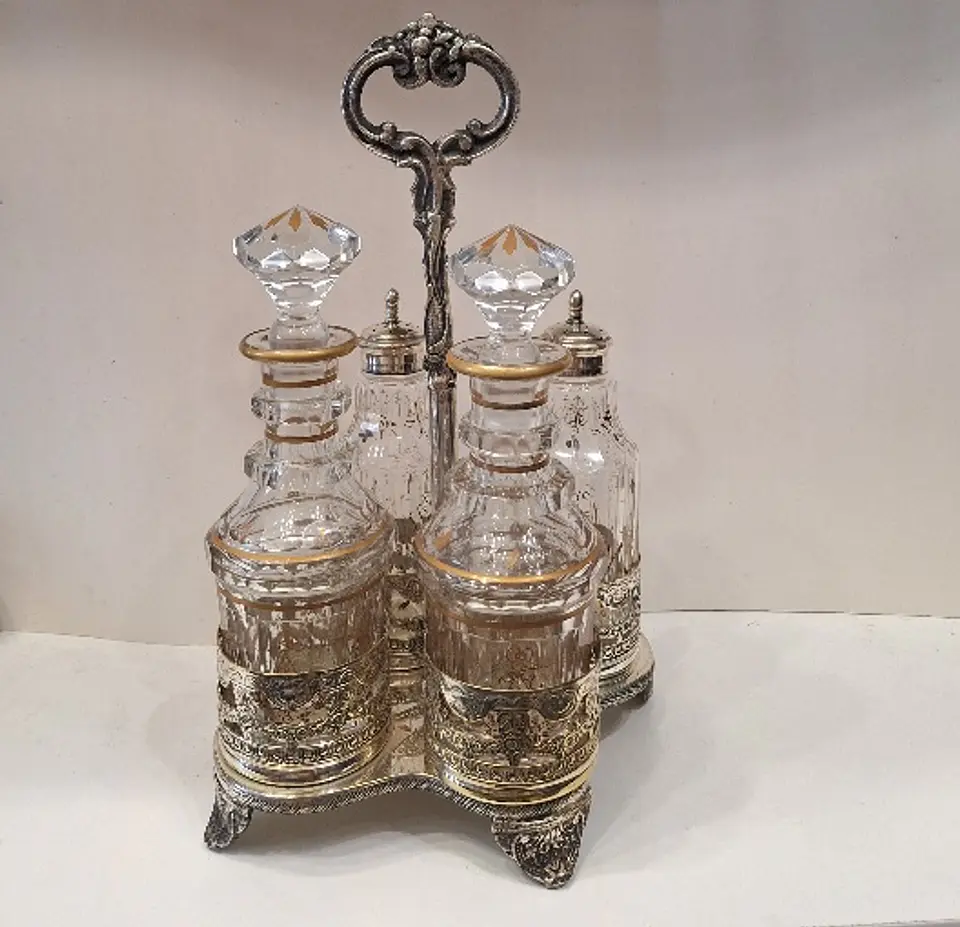 Galheteiro antigo com quatro recipientes em cristal com detalhes a ouro. 1