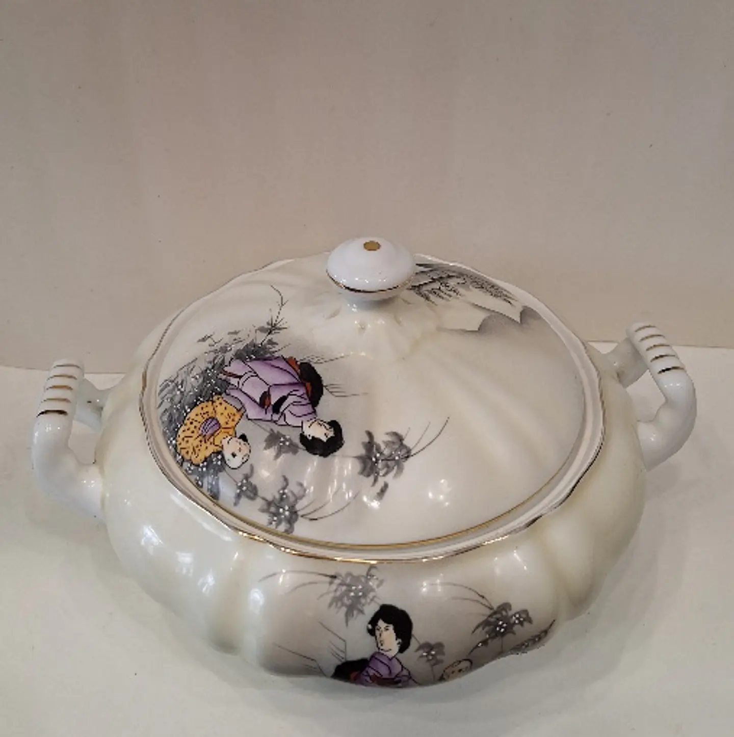 Terrina em porcelana da Vista Alegre,  decoração chinoiserie. Carimbo de (1947-1968) 2