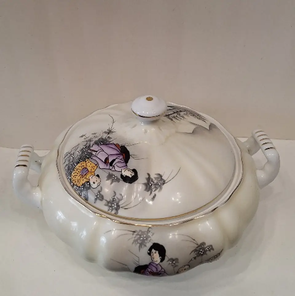 Terrina em porcelana da Vista Alegre,  decoração chinoiserie. Carimbo de (1947-1968) 2