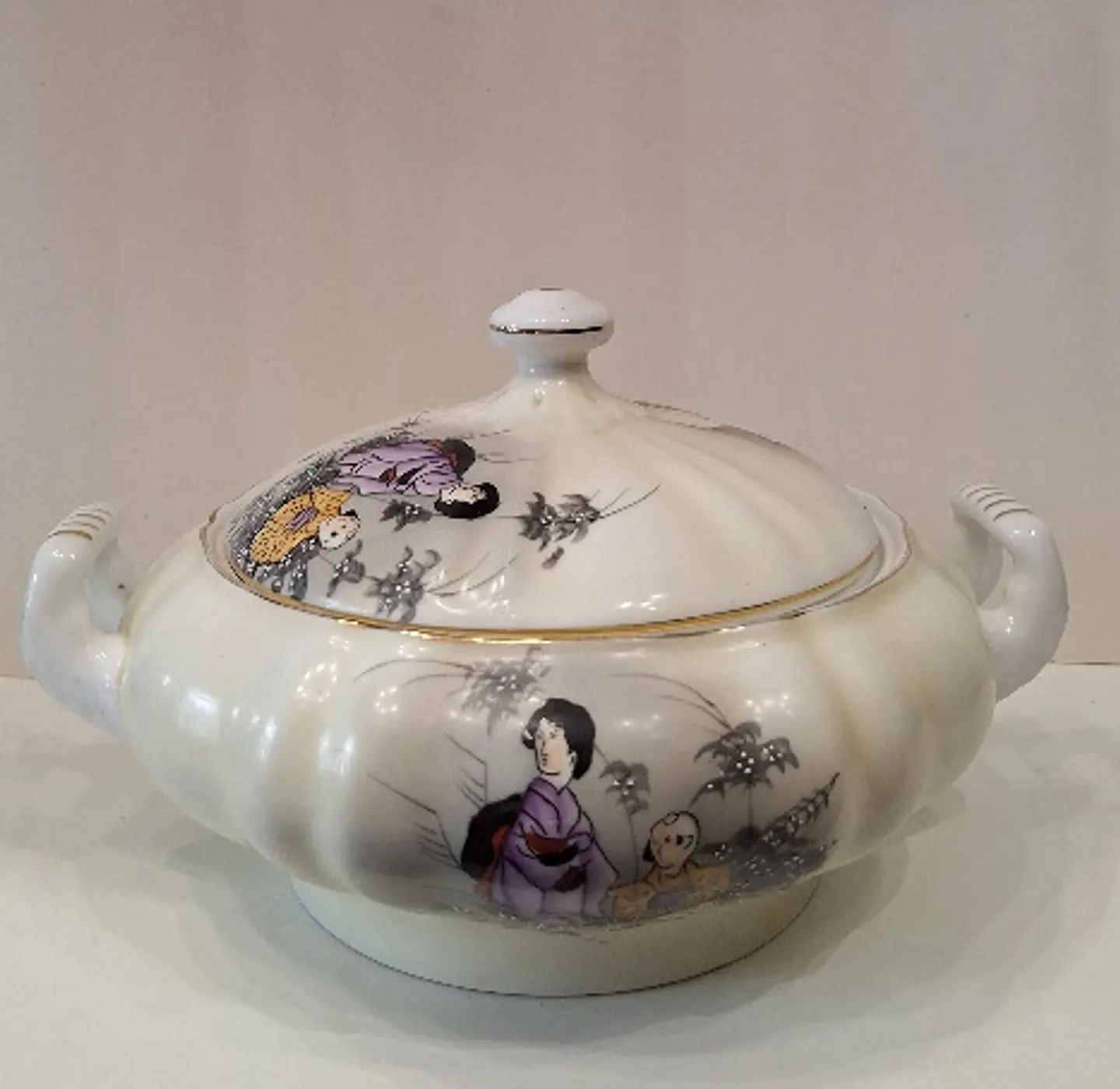 Terrina em porcelana da Vista Alegre,  decoração chinoiserie. Carimbo de (1947-1968) 1