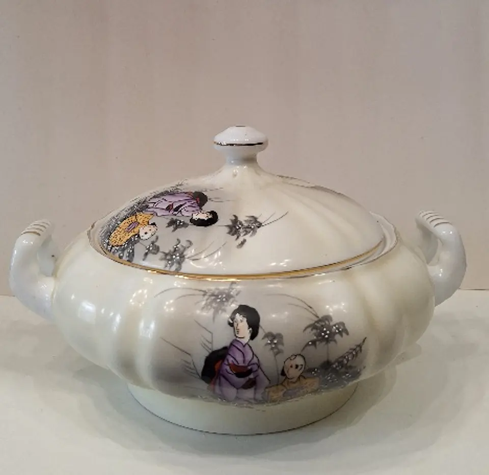 Terrina em porcelana da Vista Alegre,  decoração chinoiserie. Carimbo de (1947-1968) 1