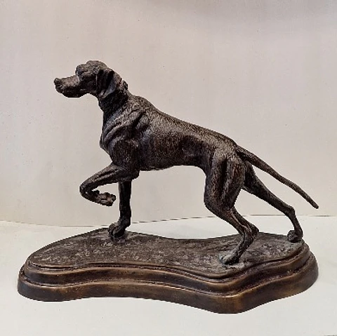 Escultura de bronze, representando cão, finamente modelado com uma pátina marrom escura. Sem assinatura visível, atribuído a autoria a Maitland Smith. Anos 80.
