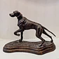 Escultura de bronze, representando cão, finamente modelado com uma pátina marrom escura. Sem assinatura visível, atribuído a autoria a Maitland Smith. Anos 80. - miniatura 1