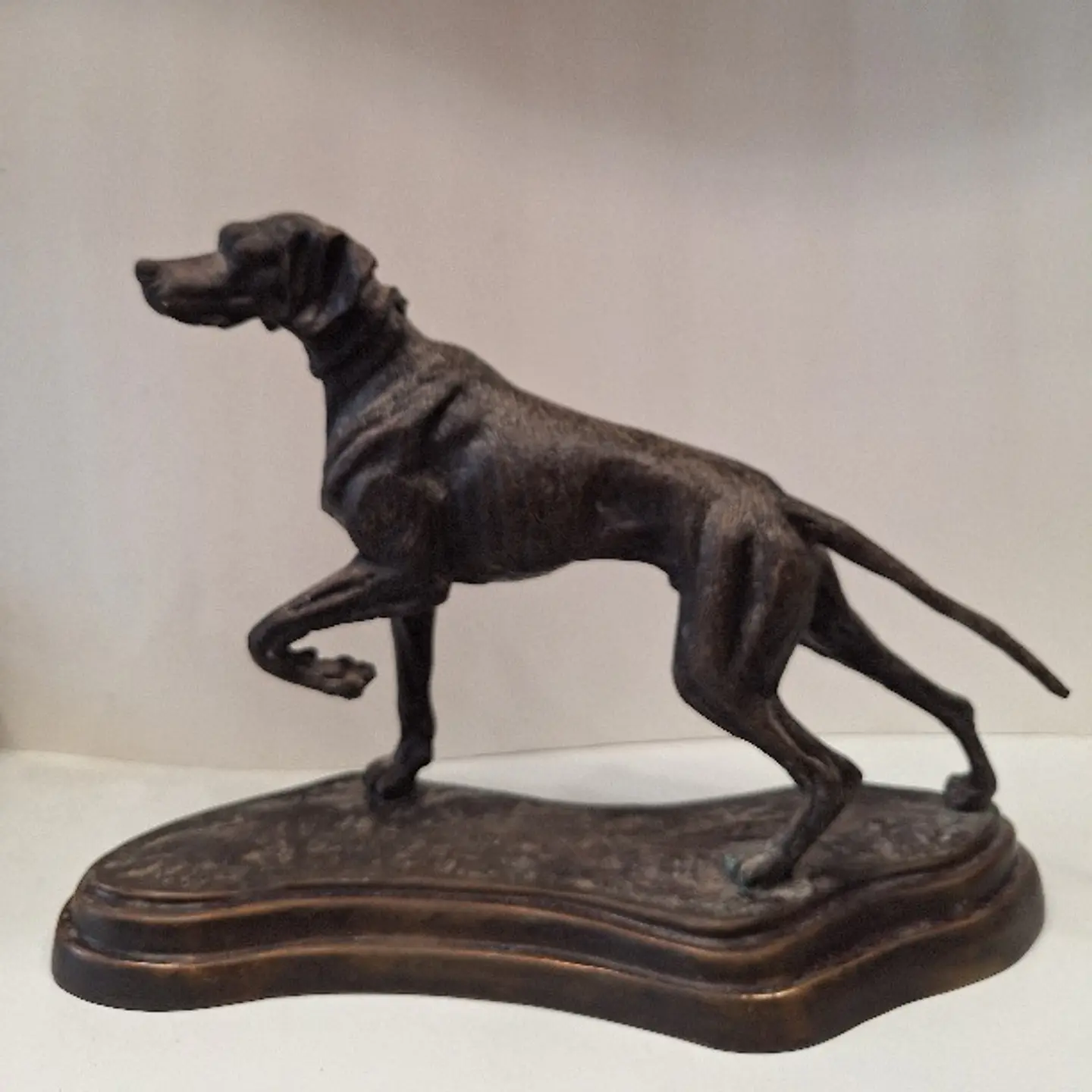 Escultura de bronze, representando cão, finamente modelado com uma pátina marrom escura. Sem assinatura visível, atribuído a autoria a Maitland Smith. Anos 80. 2