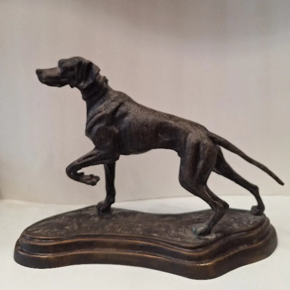 Escultura de bronze, representando cão, finamente modelado com uma pátina marrom escura. Sem assinatura visível, atribuído a autoria a Maitland Smith. Anos 80. 2