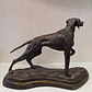Escultura de bronze, representando cão, finamente modelado com uma pátina marrom escura. Sem assinatura visível, atribuído a autoria a Maitland Smith. Anos 80. - miniatura 3