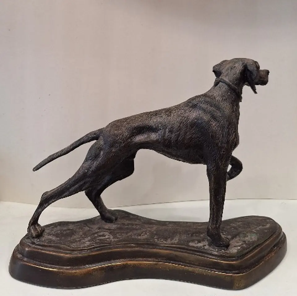 Escultura de bronze, representando cão, finamente modelado com uma pátina marrom escura. Sem assinatura visível, atribuído a autoria a Maitland Smith. Anos 80. 3
