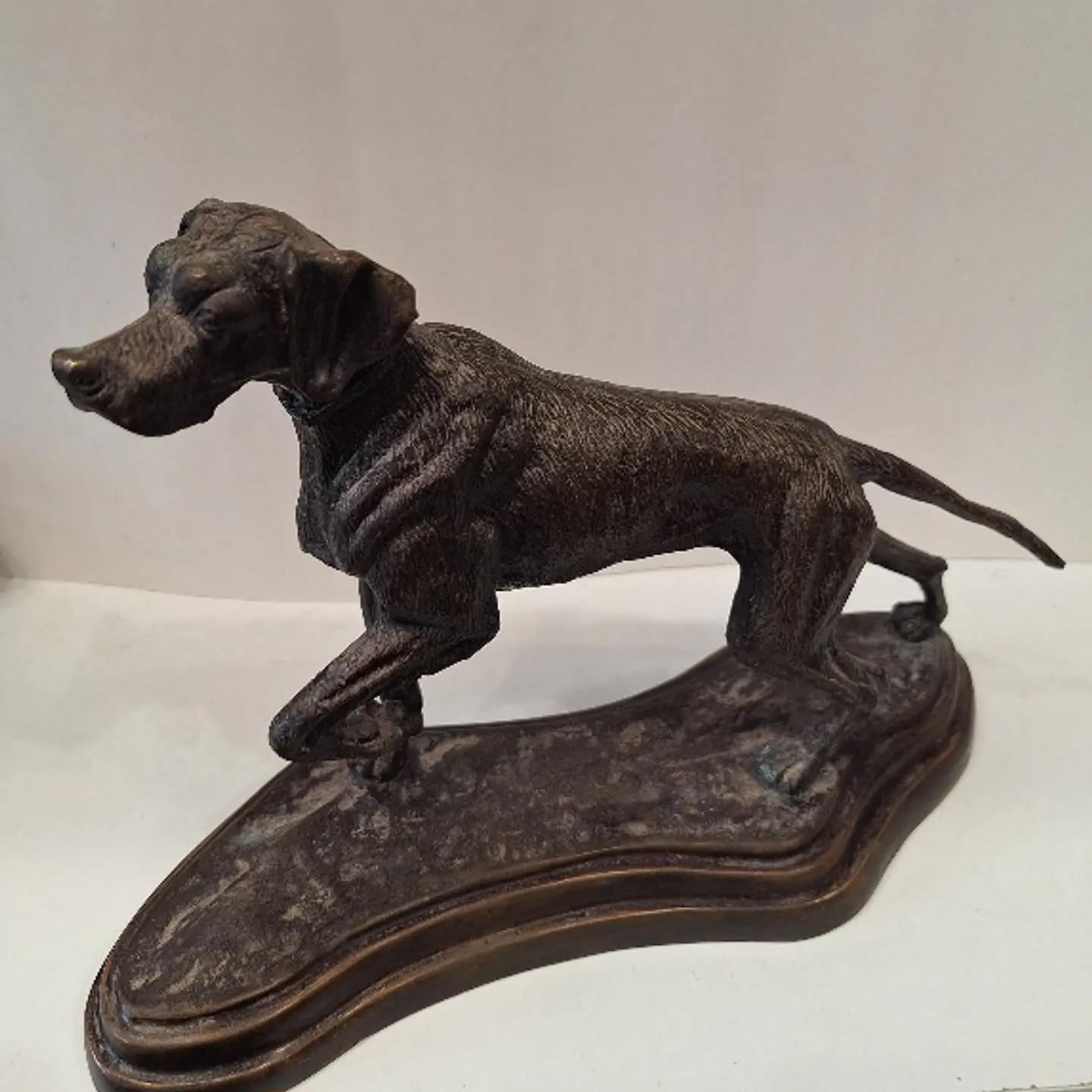 Escultura de bronze, representando cão, finamente modelado com uma pátina marrom escura. Sem assinatura visível, atribuído a autoria a Maitland Smith. Anos 80. 4