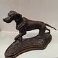 Escultura de bronze, representando cão, finamente modelado com uma pátina marrom escura. Sem assinatura visível, atribuído a autoria a Maitland Smith. Anos 80. - miniatura 4