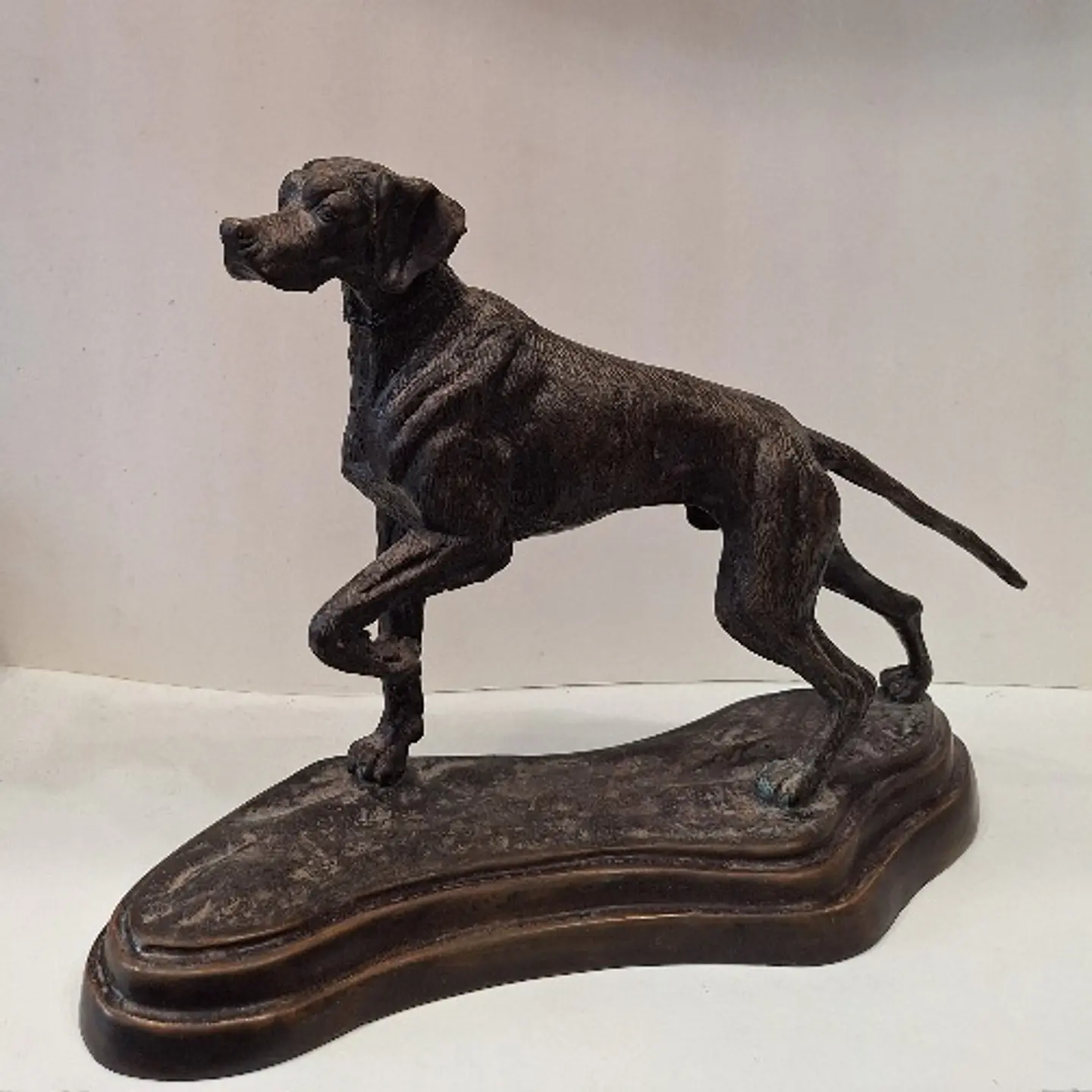 Escultura de bronze, representando cão, finamente modelado com uma pátina marrom escura. Sem assinatura visível, atribuído a autoria a Maitland Smith. Anos 80. 5