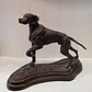 Escultura de bronze, representando cão, finamente modelado com uma pátina marrom escura. Sem assinatura visível, atribuído a autoria a Maitland Smith. Anos 80. - miniatura 5