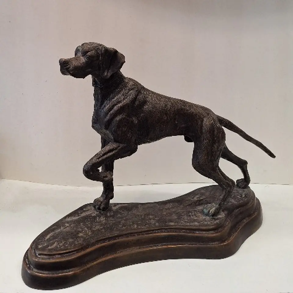 Escultura de bronze, representando cão, finamente modelado com uma pátina marrom escura. Sem assinatura visível, atribuído a autoria a Maitland Smith. Anos 80. 5