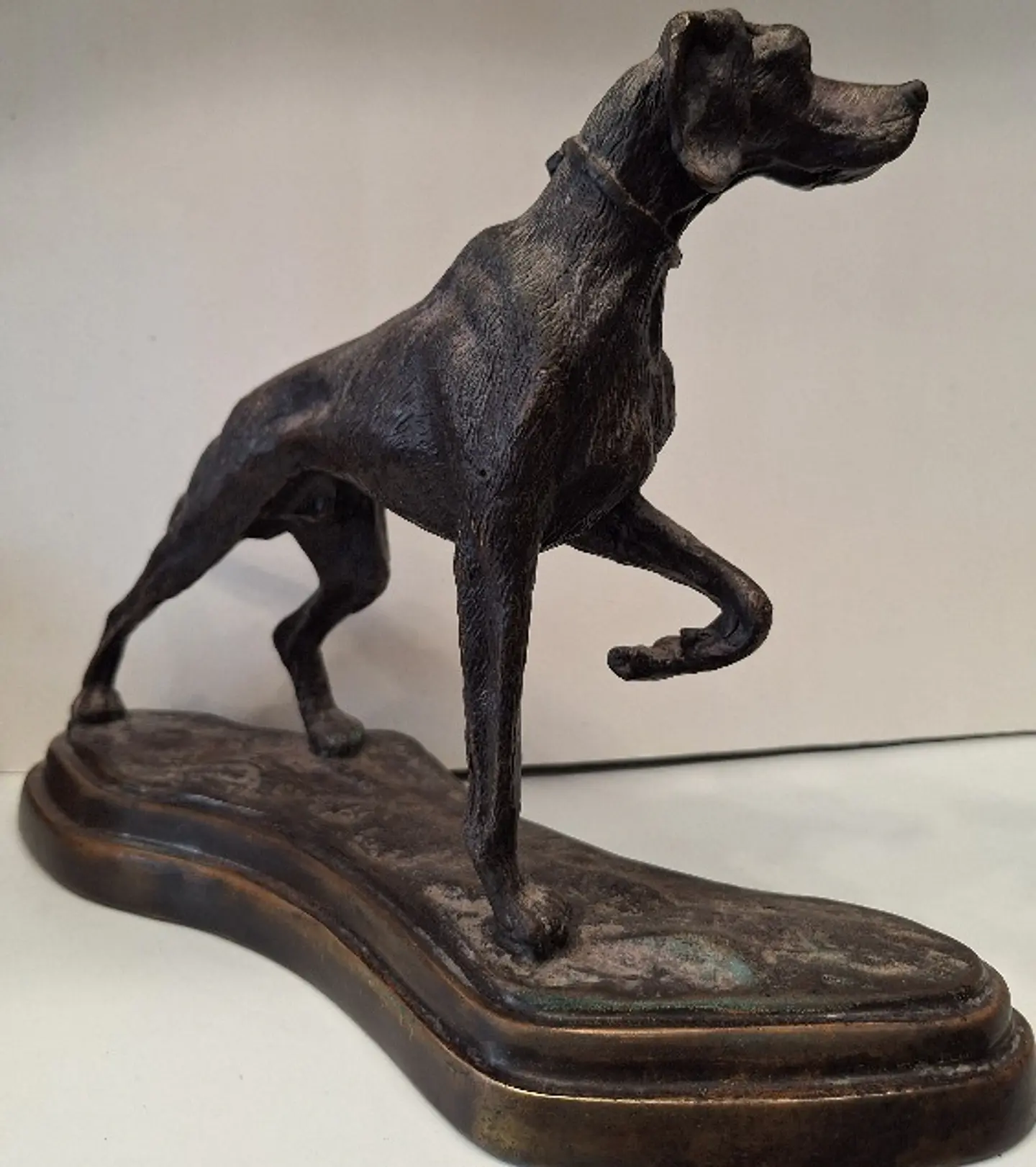 Escultura de bronze, representando cão, finamente modelado com uma pátina marrom escura. Sem assinatura visível, atribuído a autoria a Maitland Smith. Anos 80. 6