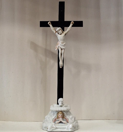 Crucifixo de oratório em porcelana vieux paris 