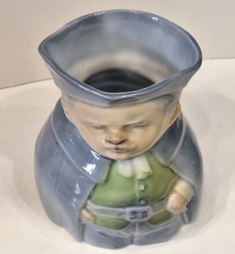 Caneca antropomórfica em porcelana  2