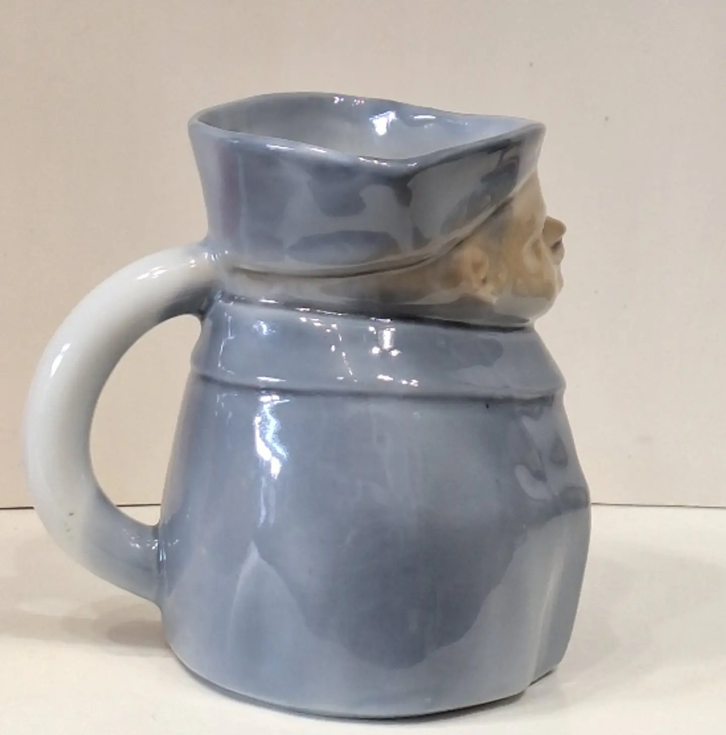 Caneca antropomórfica em porcelana  4