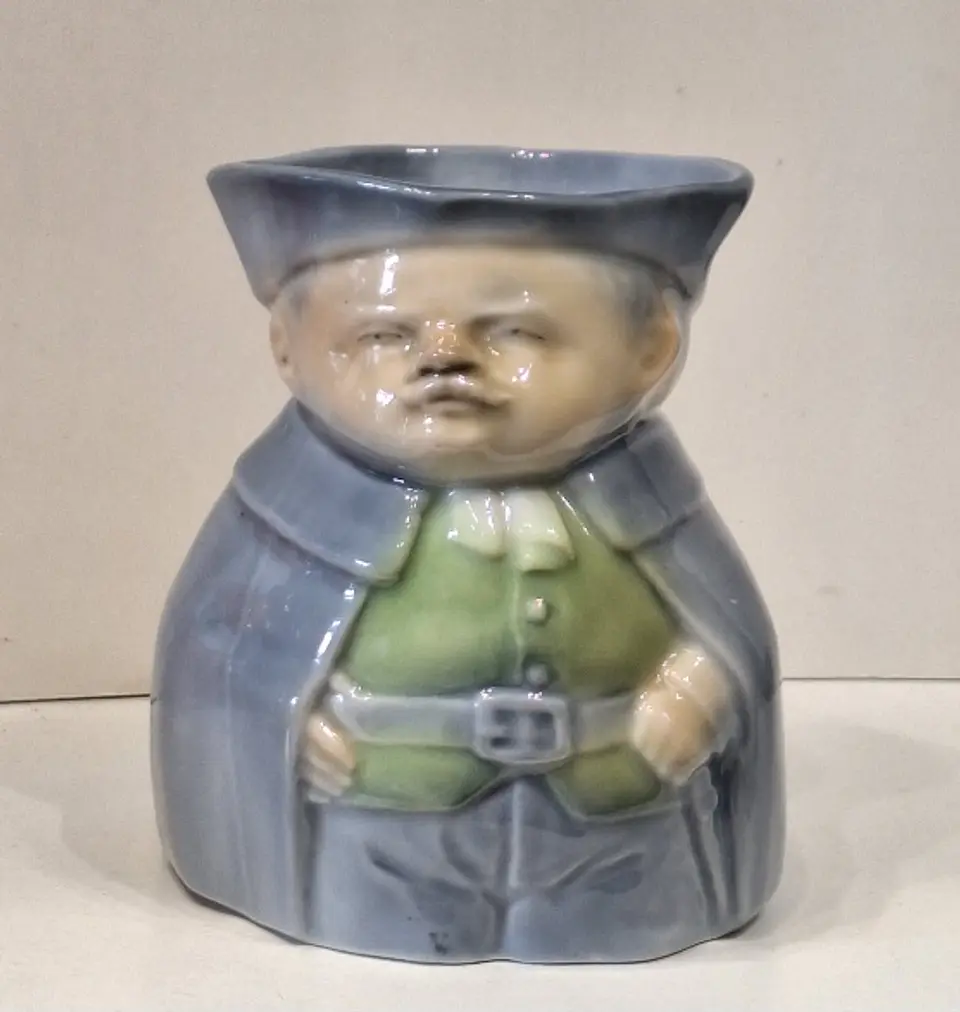 Caneca antropomórfica em porcelana  1