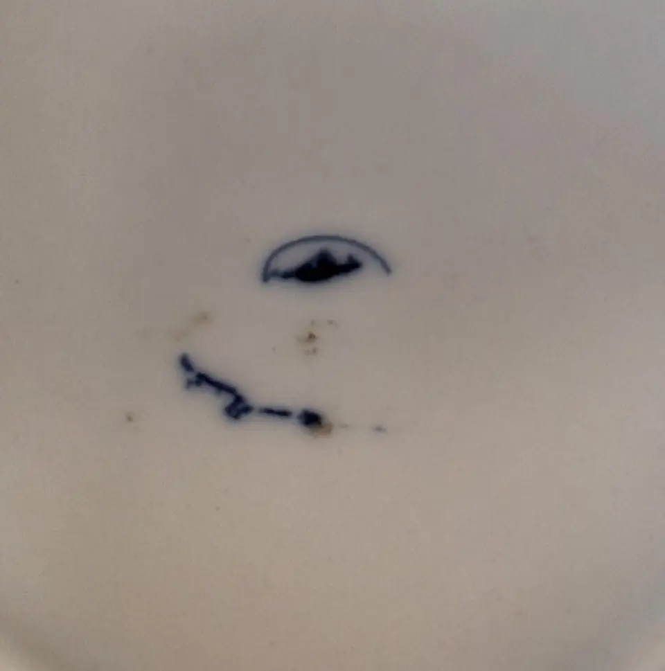 Caneca antropomórfica em porcelana  5