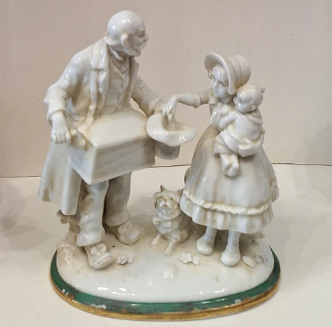 Grupo escultorico em porcelana europeia 