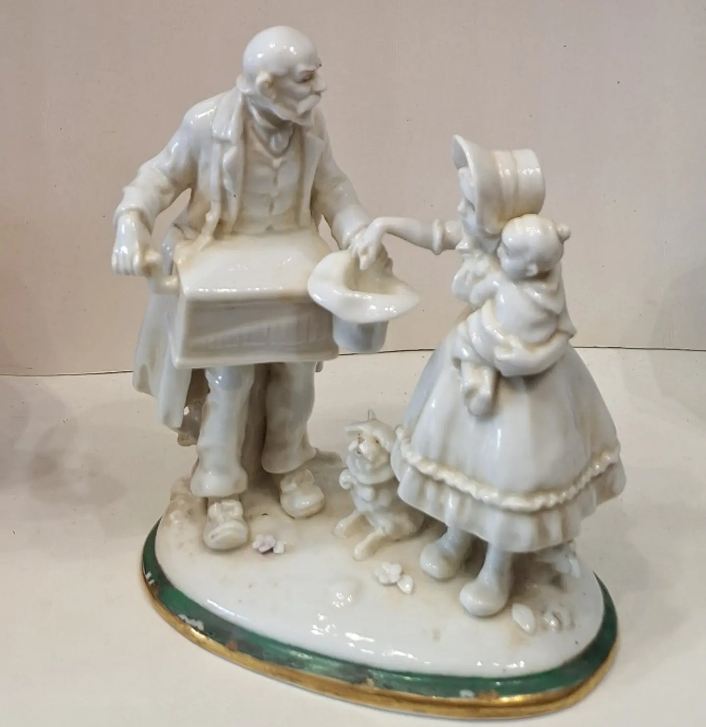 Grupo escultorico em porcelana europeia  2