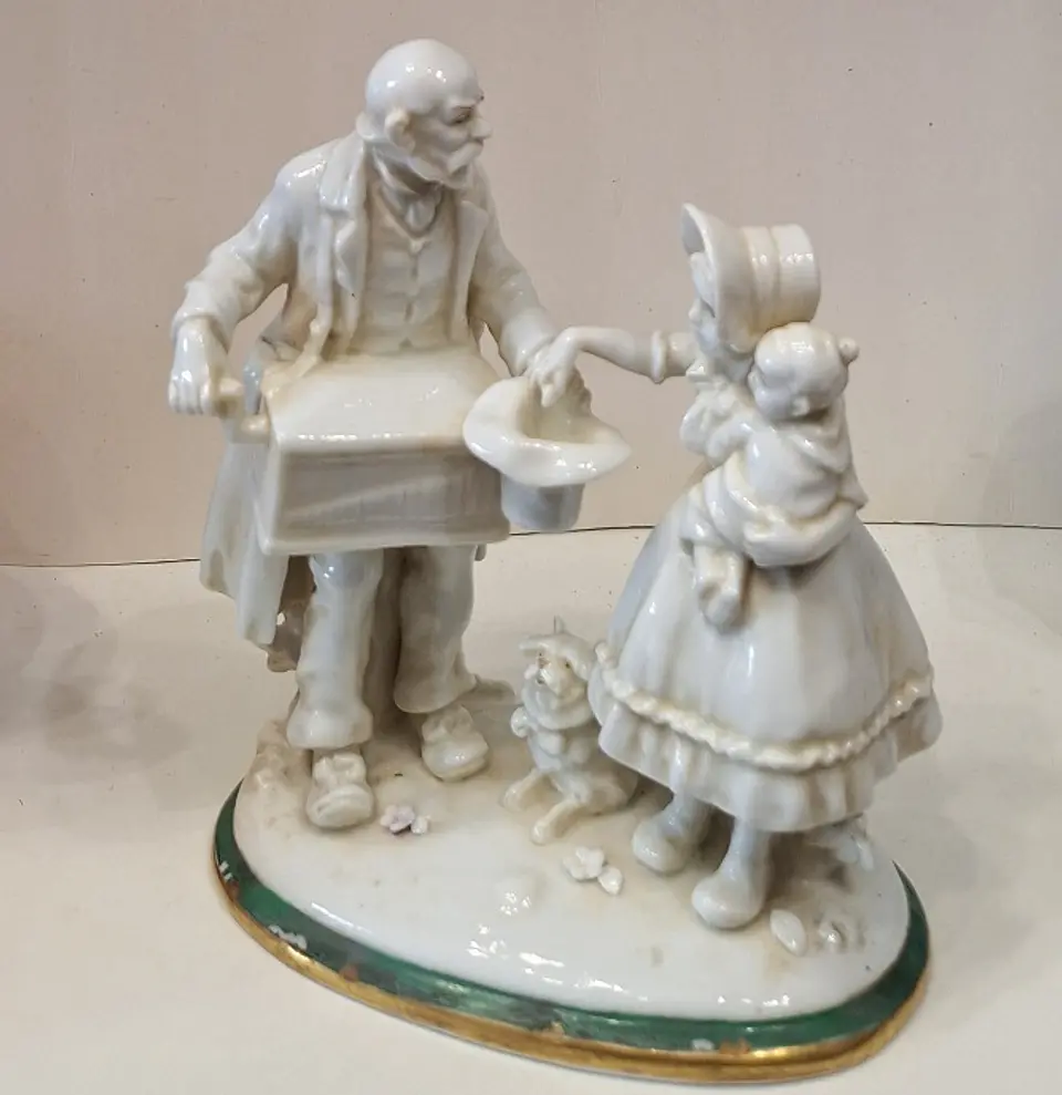 Grupo escultorico em porcelana europeia  2