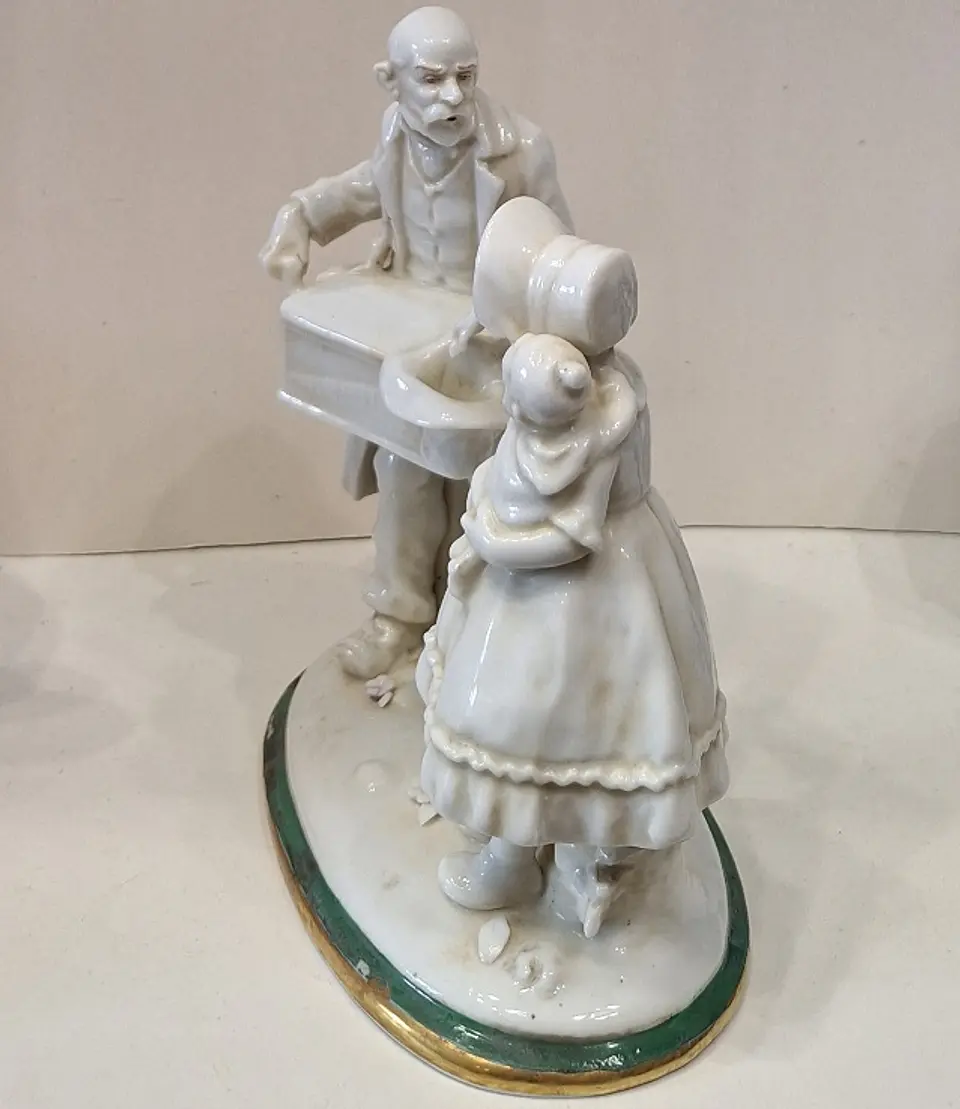 Grupo escultorico em porcelana europeia  3
