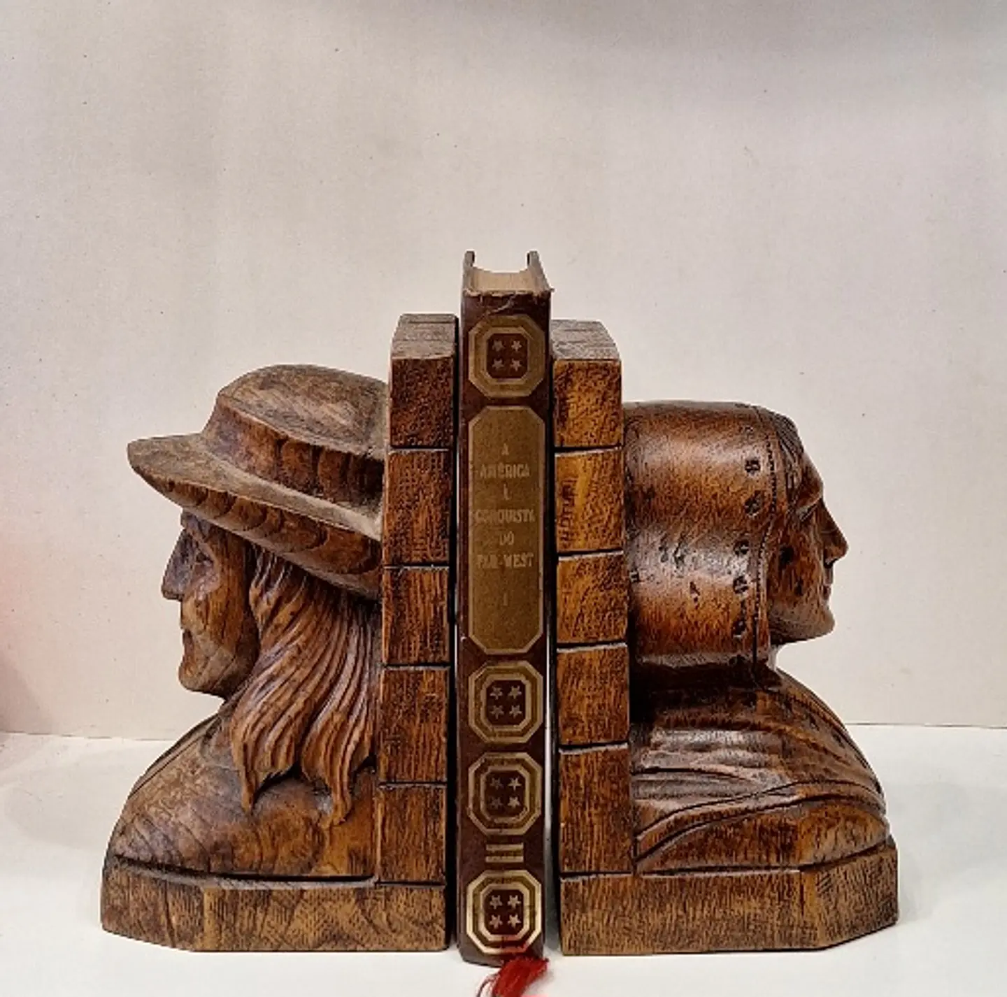 Suporte de livros, bookends, bustos de casal da Bretanha, escupidos em madeira.  1