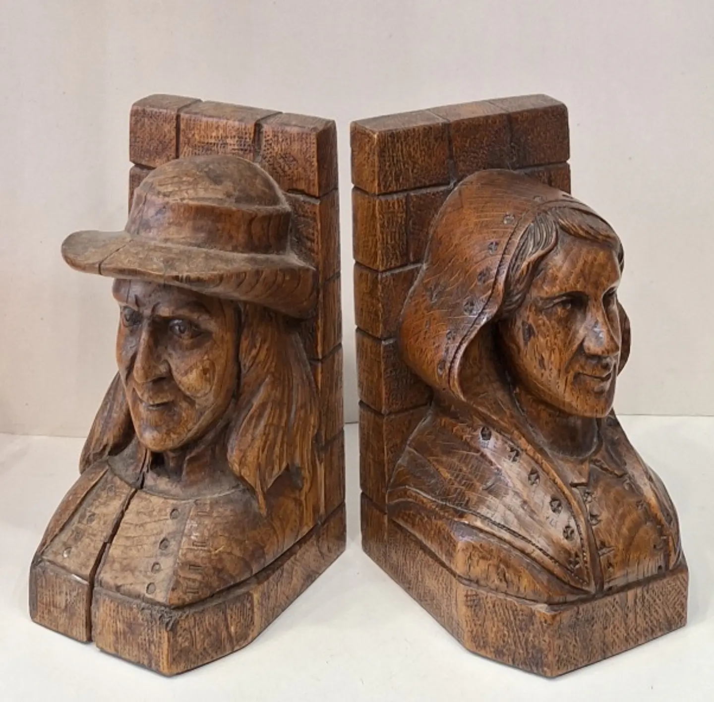 Suporte de livros, bookends, bustos de casal da Bretanha, escupidos em madeira.  2