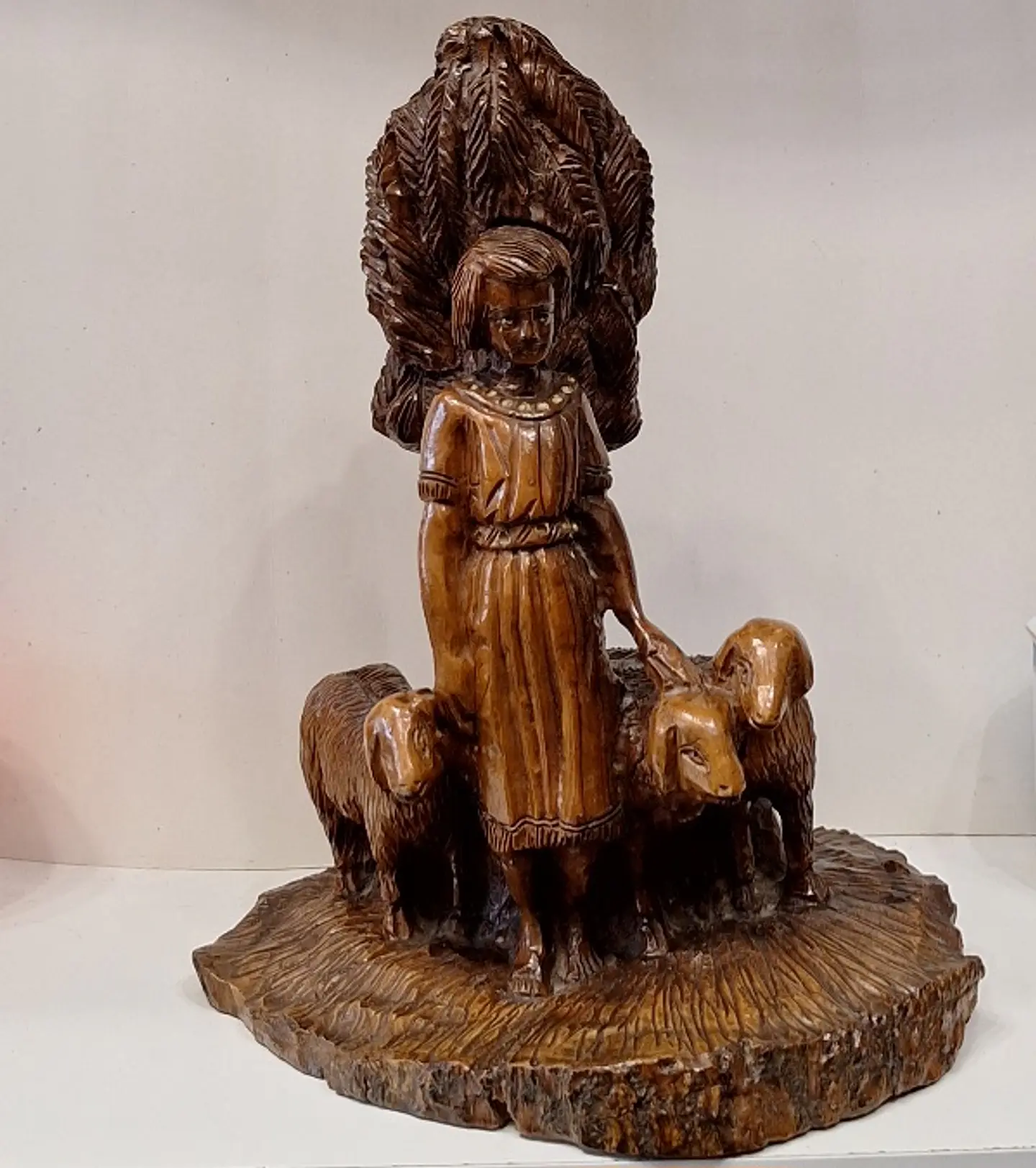 Escultura em madeira, representando pastora 1