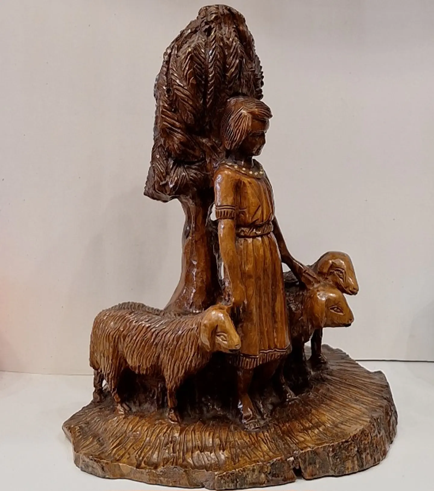 Escultura em madeira, representando pastora 2