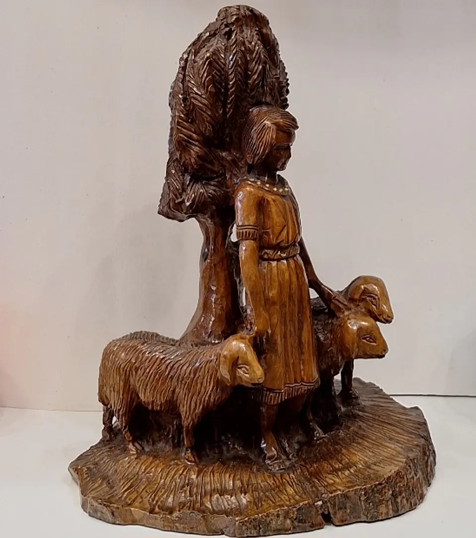 Escultura em madeira, representando pastora 2
